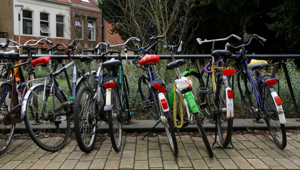 Fietsparkeren op een ongewenste plek. De fietsen ontnemen het zicht op het parkje en beïnvloeden het gewenste straatbeeld. Tegelijk lijkt het hek wel erg op een fietsenrek en zijn er in de buurt weinig alternatieven. Hoe pak je dat aan?
