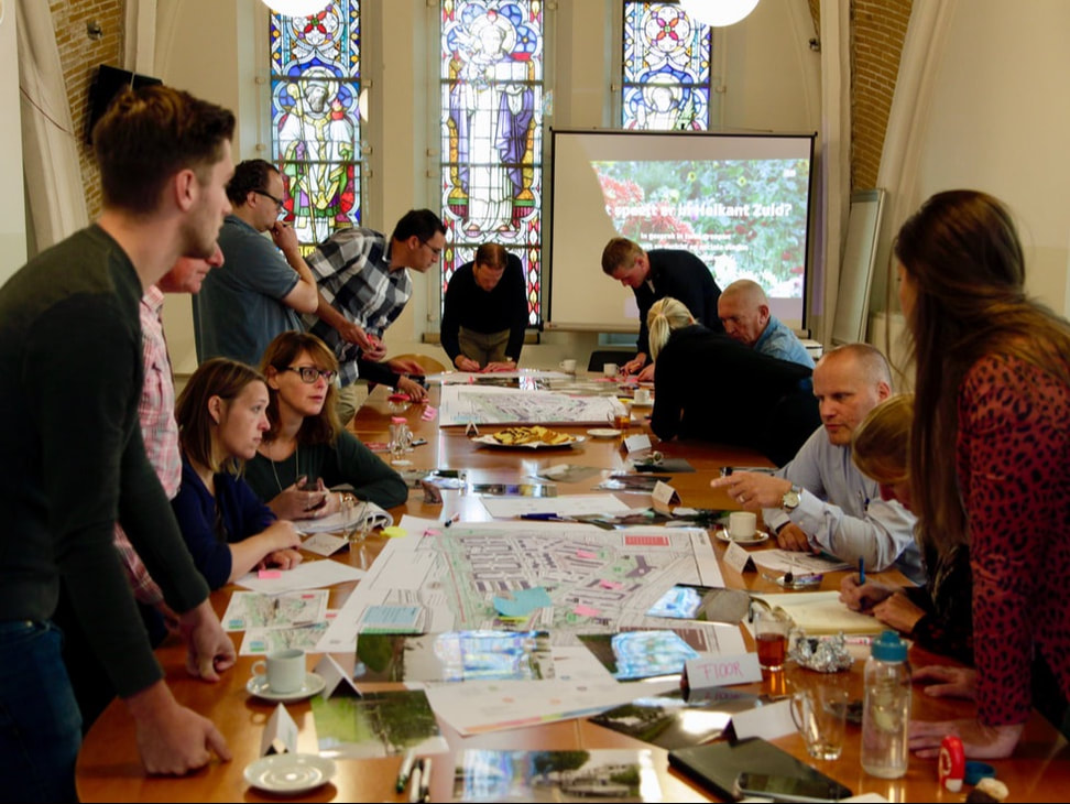 Twee gemixte sociale teams in actie. Naast de koffievlekken, cake-kruimels en verdwaalde theelepels werd hier samen met de sociale partners gewerkt aan de mooie toekomst van Heikant-zuid.