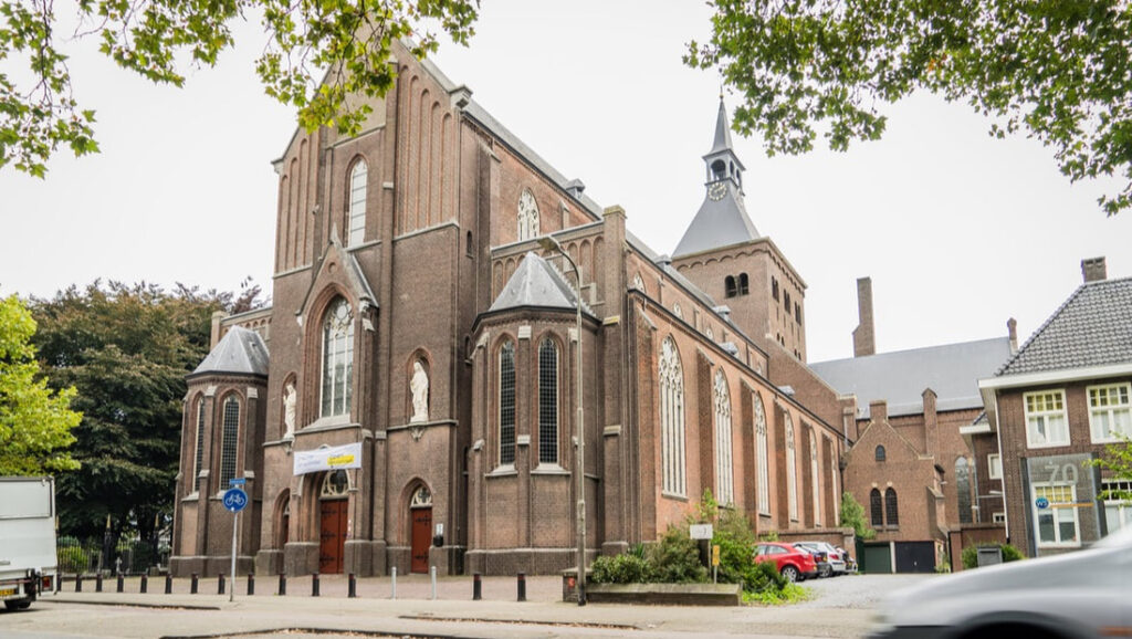 Ook de Goirkense kerk bepaalt het cultuurhistorische beeld van de straat.
