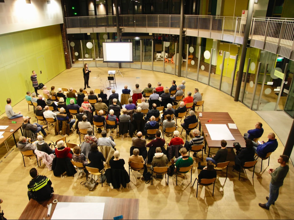 Bijeenkomst binnen met grote groep