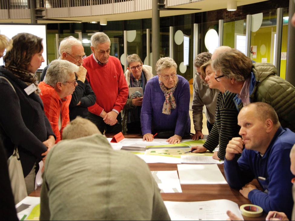 Groep overleg rondom tafel