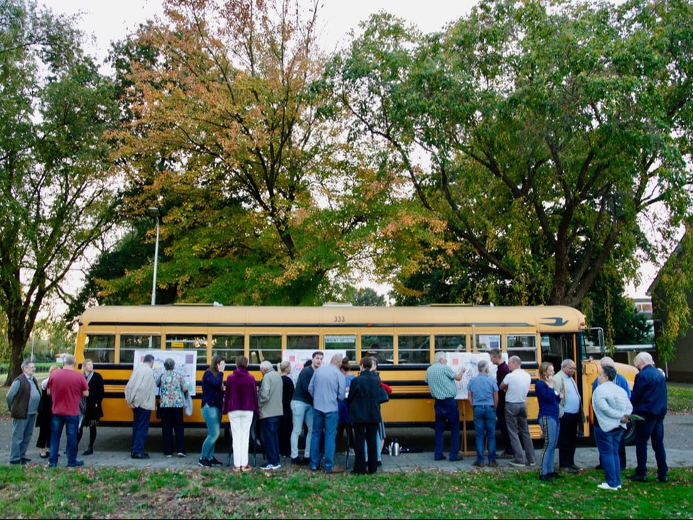 Bijeenkomst bij schoolbus