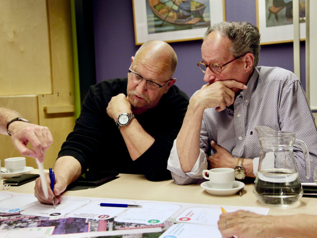 In de eerste bijeenkomst met de bewoners inventariseren we aandachtspunten en wensen aan de hand van het model voor positieve gezondheid.