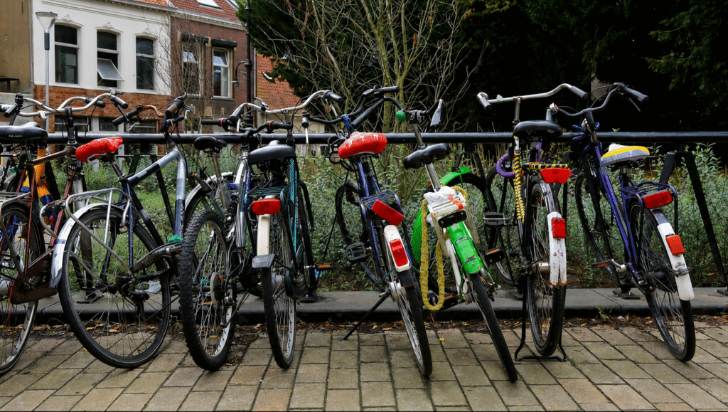 Fietsen op een ongewenste plek. Het hek lijkt op een logische plek om te parkeren, maar de fietsen verstoren het straatbeeld en nemen het zicht op het parkje weg. Fietsen op een ongewenste plek. Het hek lijkt op een logische plek om te parkeren, maar de fietsen verstoren het straatbeeld en nemen het zicht op het parkje weg.